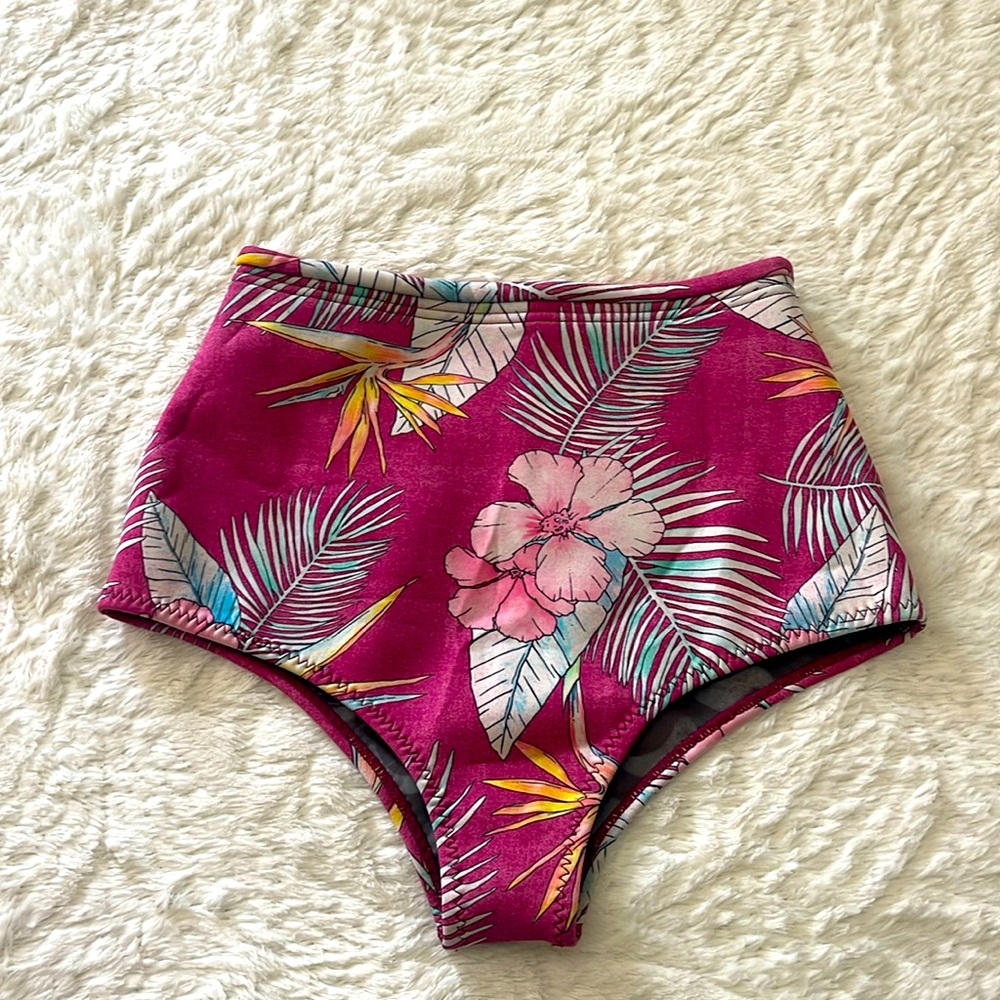 Billabong Women’s Surf Capsule Neoprene bottom.